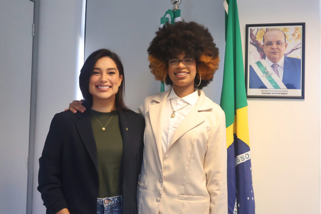 Estudante vive rotina de secretária em programa de empoderamento no DF