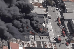 Incêndio de grandes proporções atinge comércio em Santo André