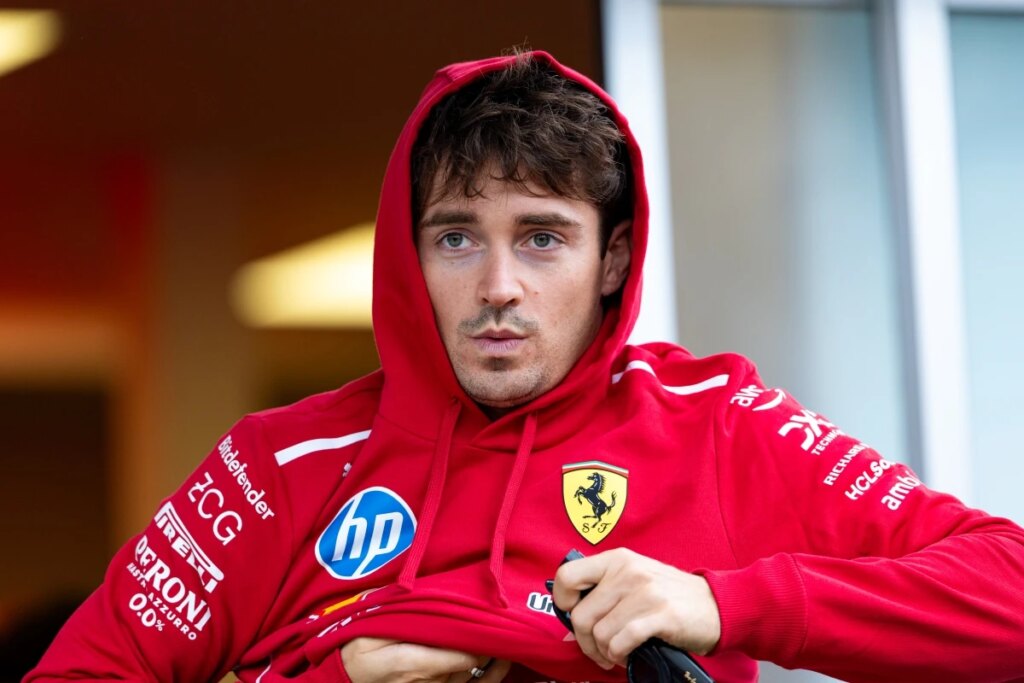 Charles Leclerc "joga" Mario Kart em carro da Ferrari