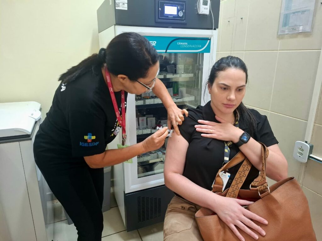 DF inicia vacinação contra gripe em hospitais para profissionais de saúde