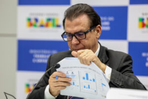 Fim da escala 6×1 não terá compensação para empresas, diz ministro do Trabalho e Emprego