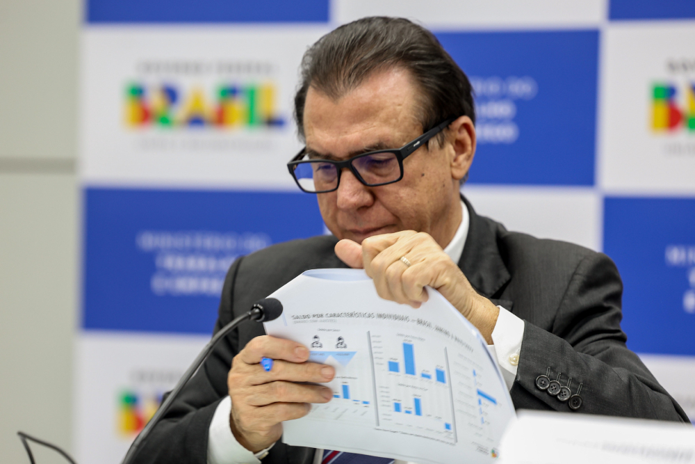 Fim da escala 6×1 não terá compensação para empresas, diz ministro do Trabalho e Emprego