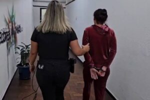 Mulher é presa em SP sob suspeita de exploração sexual infantil em operação ligada a piloto