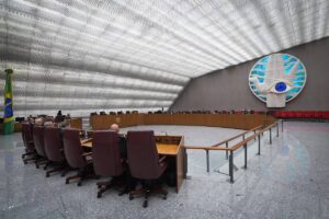 Ministros do STJ têm 29 parentes que advogam em ações na Corte