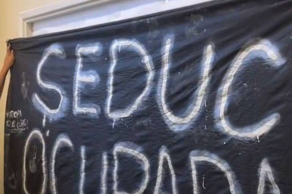 Após PM retirar alunos da Secretaria de Educação, manifestantes fazem novo protesto em SP