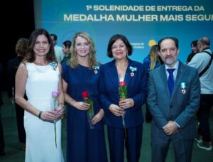 Juízas e servidoras do TJDFT recebem medalha por combate à violência contra a mulher