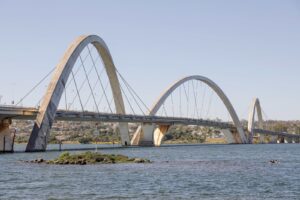 Drones com jatos de água são usados na limpeza da Ponte JK