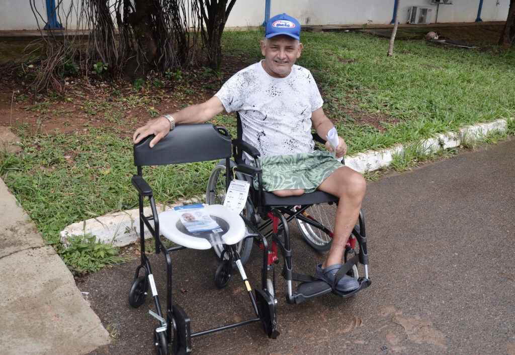 Pacientes da rede pública recebem cadeiras de rodas e de banho