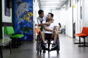 Paciente com tetraplegia reaprende a andar na Policlínica de Taguatinga