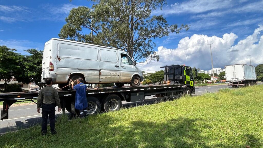 Detran-DF remove van com 396 infrações e moto com 26 multas em operação