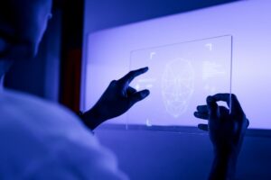 Projeto de lei responsabiliza empresas por danos causados por IA