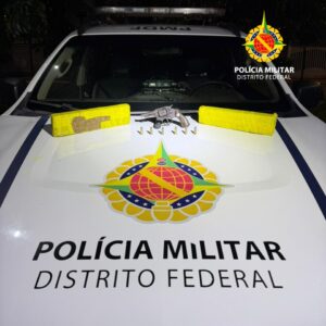 Motociclista foge da polícia e abandona revólver e maconha no DF