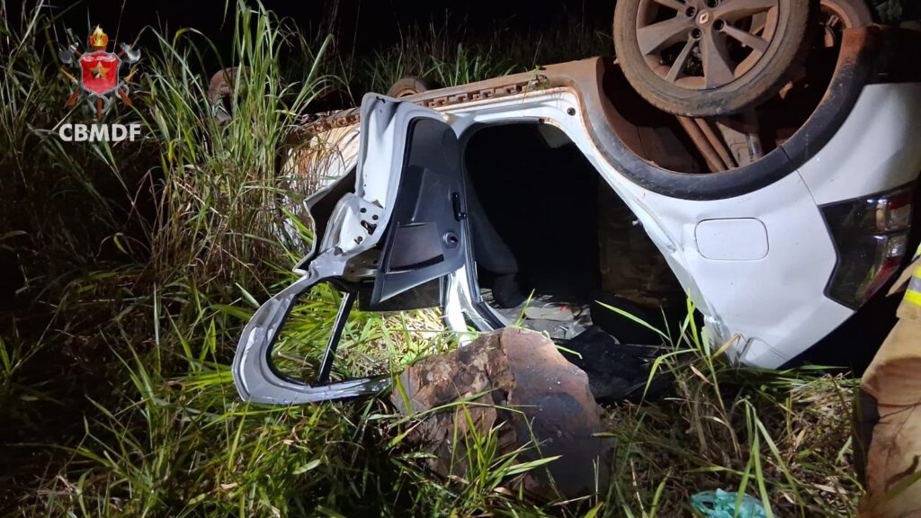 Carro capota na BR-020, em Planaltina, e deixa três adultos feridos