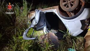 Carro capota na BR-020, em Planaltina, e deixa três adultos feridos