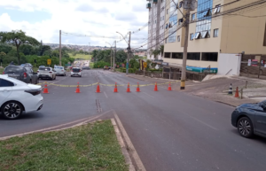 Obra da Caesb bloqueia terceira saída de Águas Claras