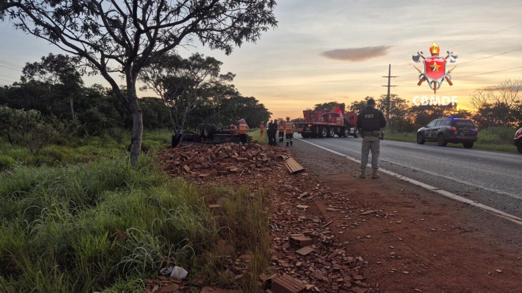 Motorista morre após caminhão tombar na BR-251, no DF