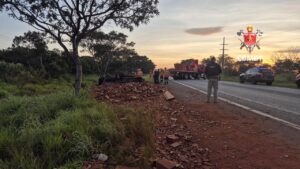 Motorista morre após caminhão tombar na BR-251, no DF