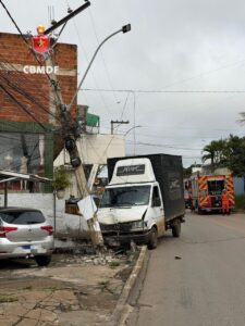 Motorista bate em poste e mobiliza bombeiros em Vicente Pires