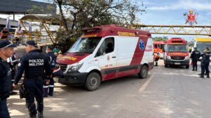 Ônibus escolar bate em passarela na EPIA Sul e deixa vários feridos