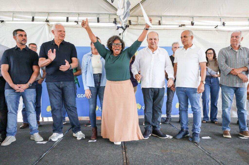 Quinhentas famílias do Arapoanga recebem escrituras de moradia