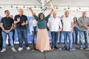 Quinhentas famílias do Arapoanga recebem escrituras de moradia