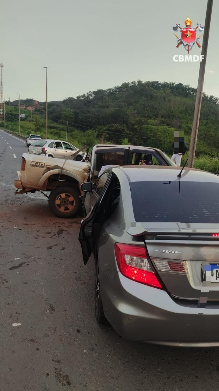 Acidente entre quatro veículos deixa feridos na DF-150, em Sobradinho