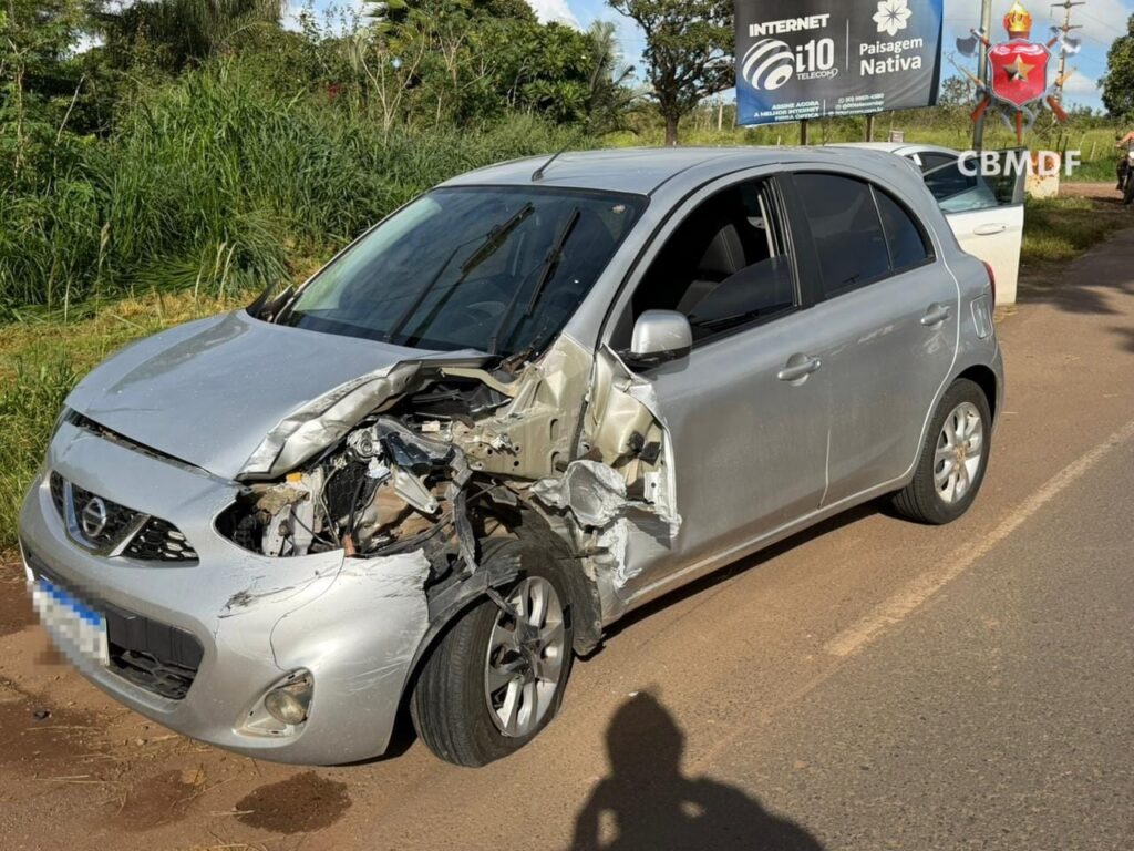 Colisão entre três veículos termina em capotamento e deixa três feridos na DF-230