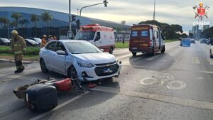 Colisão entre dois carros e uma motocicleta deixa dois feridos no Eixo Monumental
