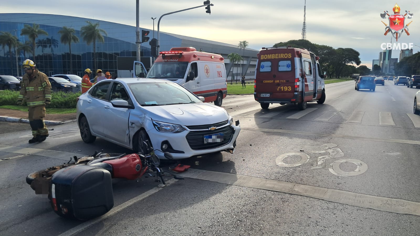 Colisão entre dois carros e uma motocicleta deixa dois feridos no Eixo Monumental