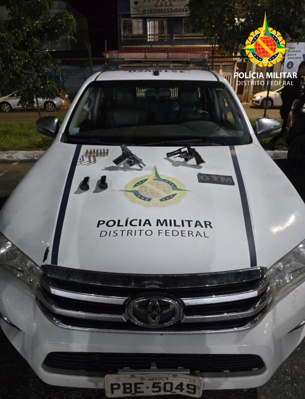 Homem é preso com duas armas após tentar fugir da PMDF em bar no Itapoã