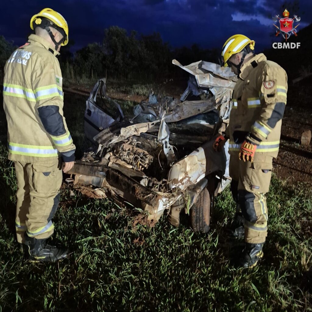 Motorista fica ferido após carro sair da pista e capotar em viaduto na DF-003