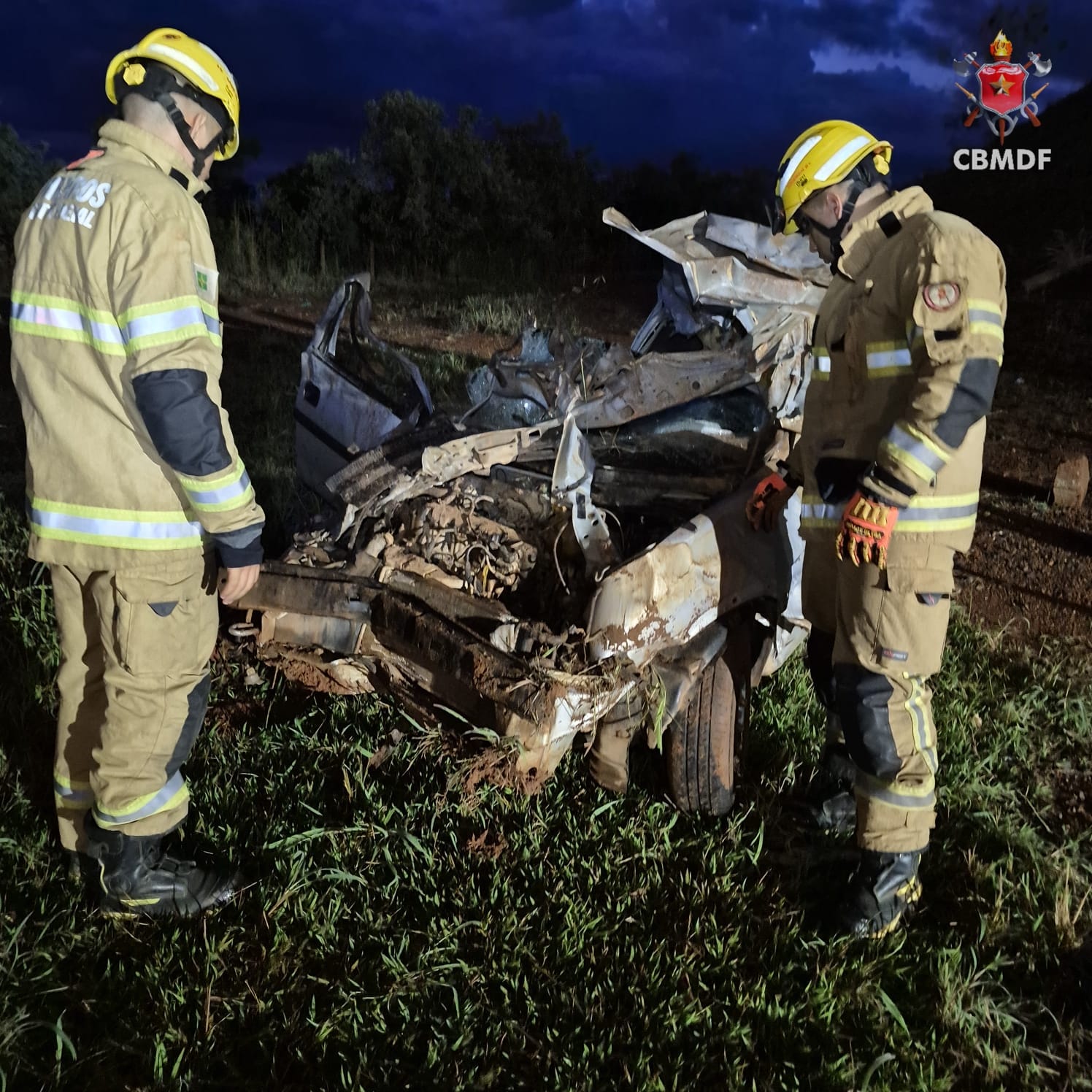 Motorista fica ferido após carro sair da pista e capotar em viaduto na DF-003