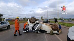 Carro capota na BR-020 e mobiliza três viaturas do Corpo de Bombeiros no DF