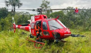 Bombeiros utilizam helicóptero para retirar corpo em área de difícil acesso no DF
