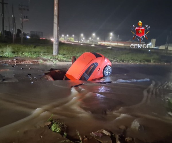 Carro cai em uma vala em Ceilândia