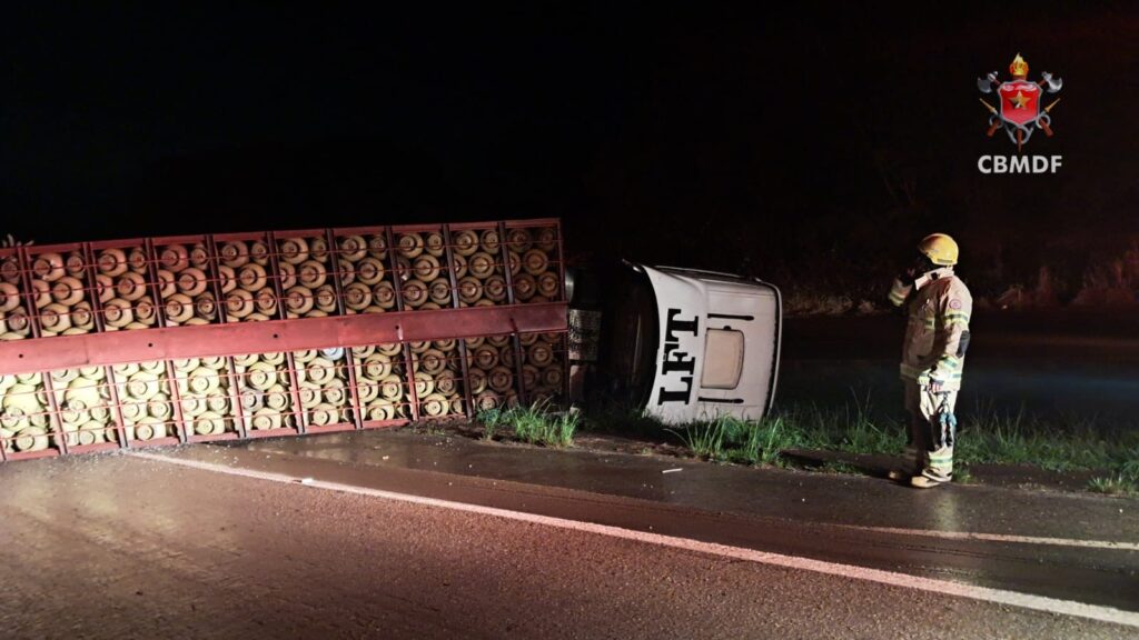 Carreta com botijões de gás tomba e interdita BR-060 no DF