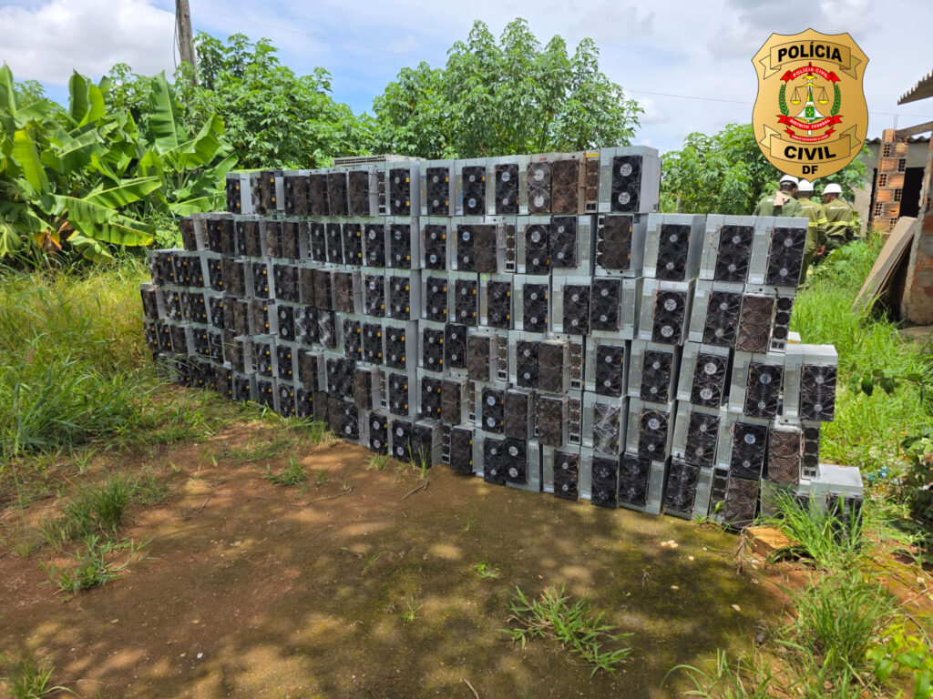 Operação desativa mineradora clandestina de criptomoedas e apreende 160 máquinas no DF