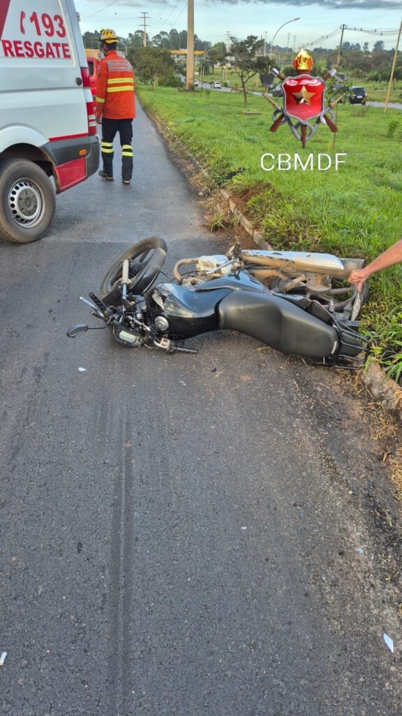 Colisão entre moto e carro mobiliza bombeiros na EPNB