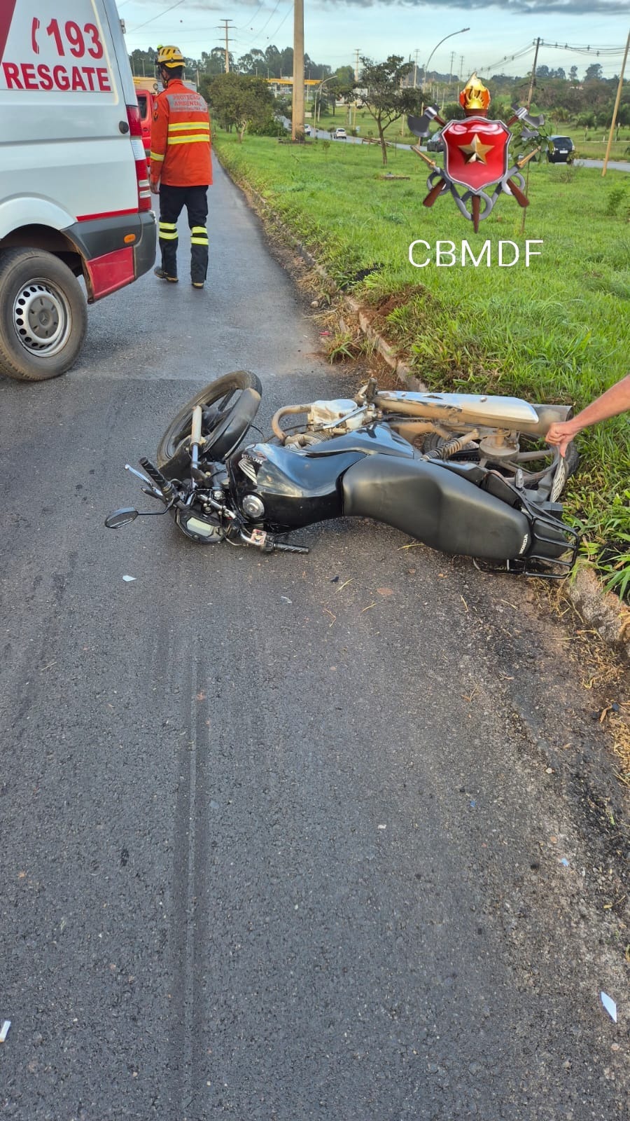 Colisão entre moto e carro mobiliza bombeiros na EPNB
