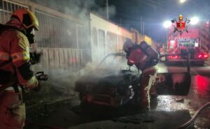 Carro pega fogo durante a madrugada em Planaltina