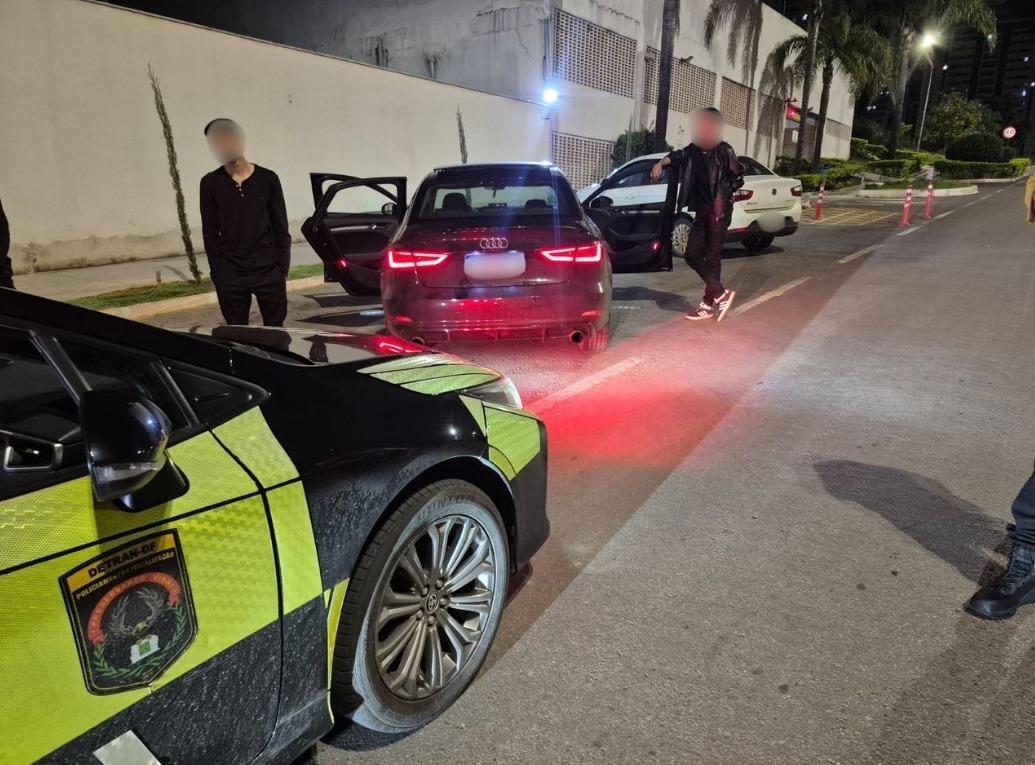 Detran-DF autua veículos com escapamento irregular em operação em Águas Claras