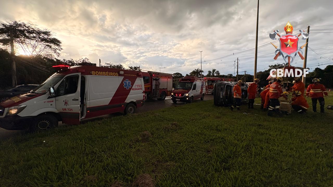 Motorista fica ferida após capotamento no acesso ao Jardim Botânico