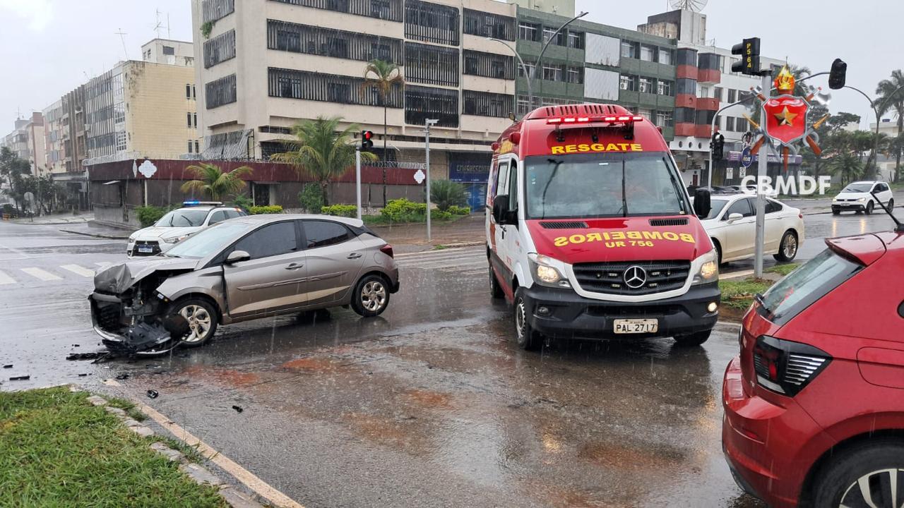 Mulher é levada ao hospital após acidente na Asa Norte