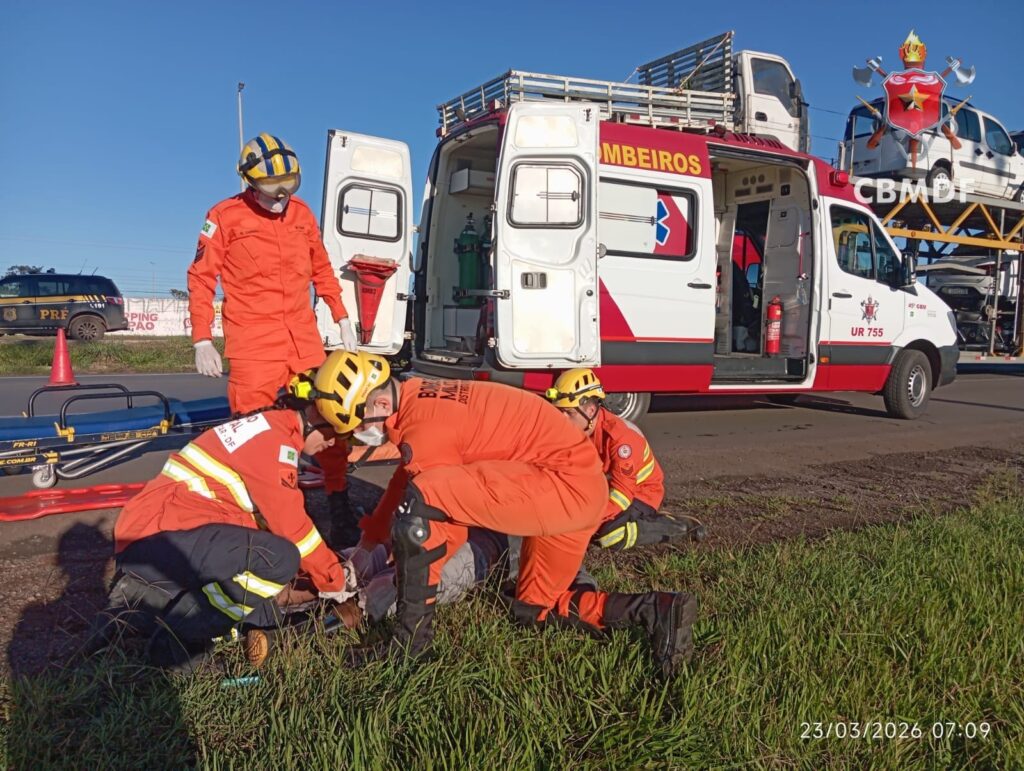 Motociclista fica ferido após colisão com caminhão na BR-040, em Santa Maria