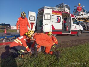 Motociclista fica ferido após colisão com caminhão na BR-040, em Santa Maria