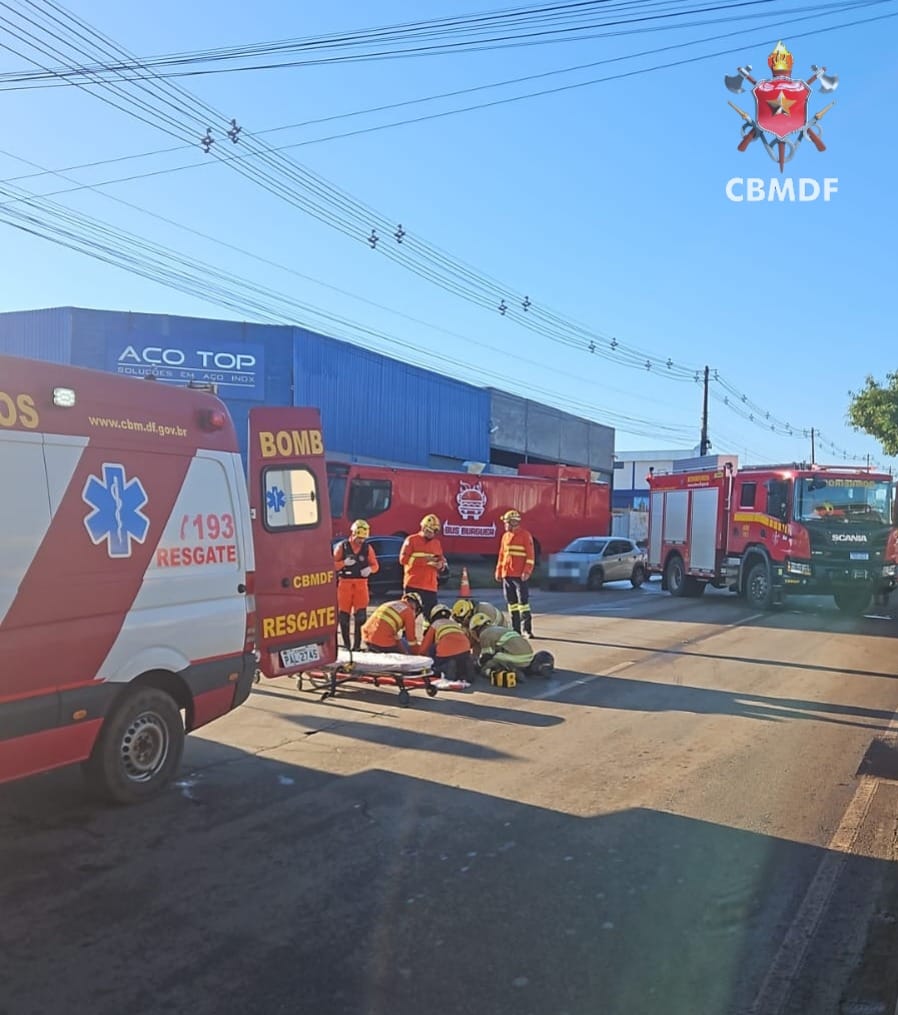 Colisão entre carro e motocicleta deixa passageira ferida em Ceilândia