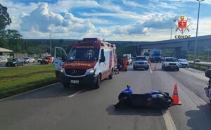 Motociclista fica ferida após colisão com carro na EPIA Norte