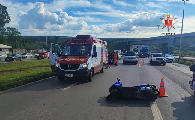 Motociclista fica ferida após colisão com carro na EPIA Norte