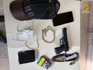 Volume suspeito na cintura leva PM a deter homem com simulacro e faca em Vicente Pires