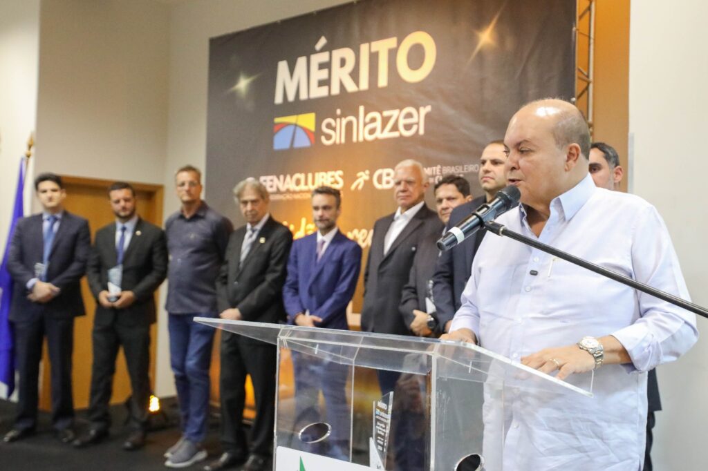 Governador Ibaneis Rocha recebe prêmio por avanços na regularização de clubes em Brasília